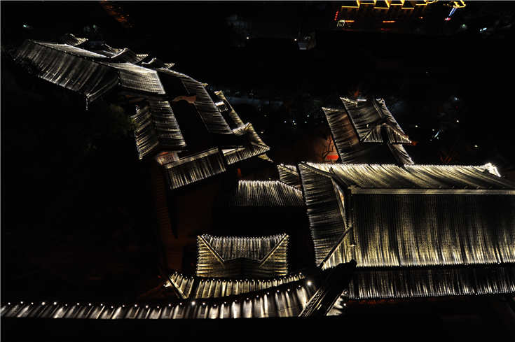 01-夜景-1（俯视夜色下的酒店建筑，如同一幅熠熠生辉的水墨巨画）.jpg